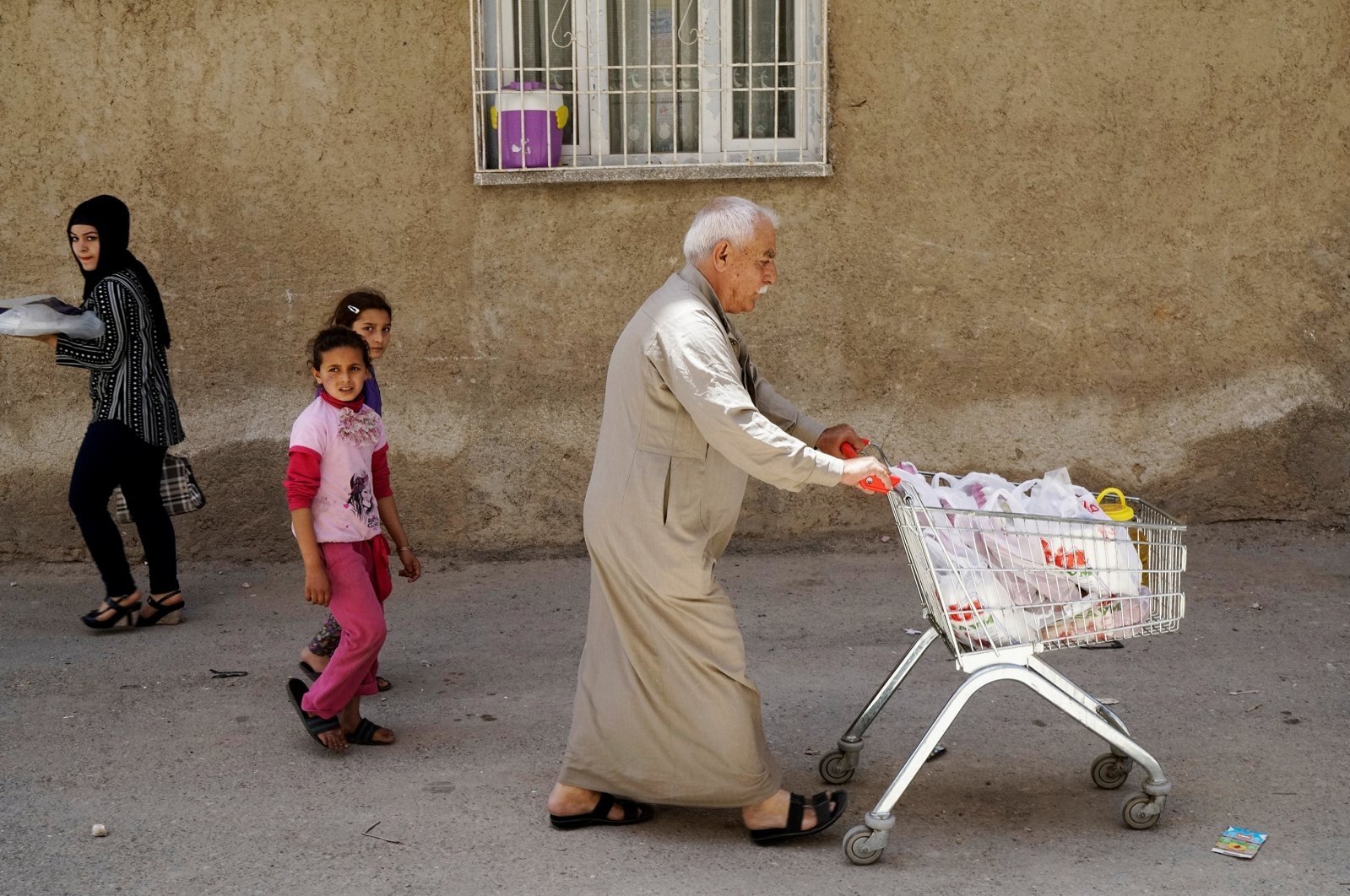 Ahmed, a 60-year old Syrian refugee man, pushes a shopping cart as he walks to his home in Gaziantep, Turkey, May 16, 2016. (Reuters Photo)