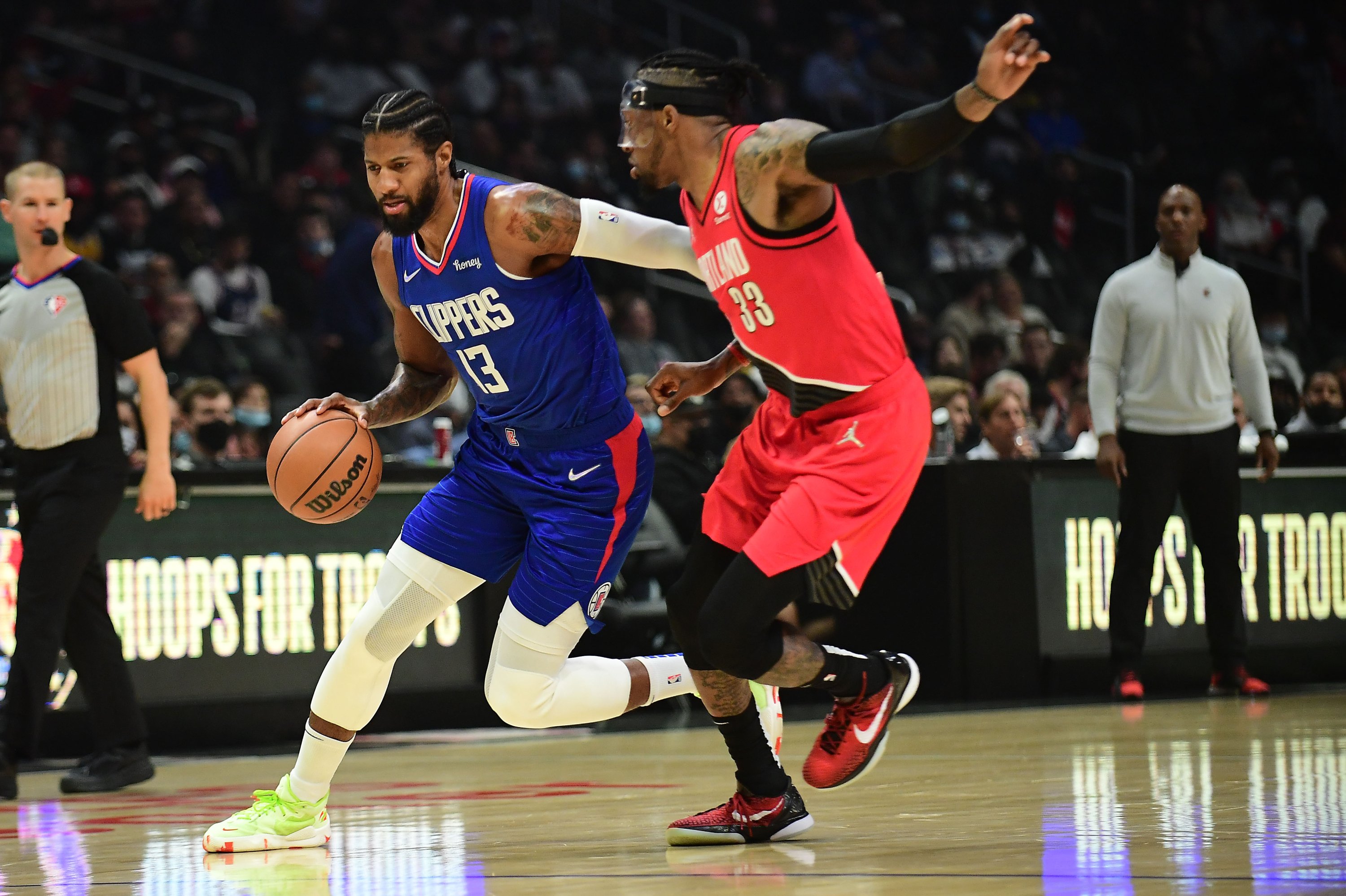 Los Angeles Clippers guard Paul George (L) moves to the basket against Portland Trail Blazers forward Robert Covington during an NBA match at Staples Center, Los Angeles, California, U.S., Nov. 9, 2021. (Reuters Photo)
