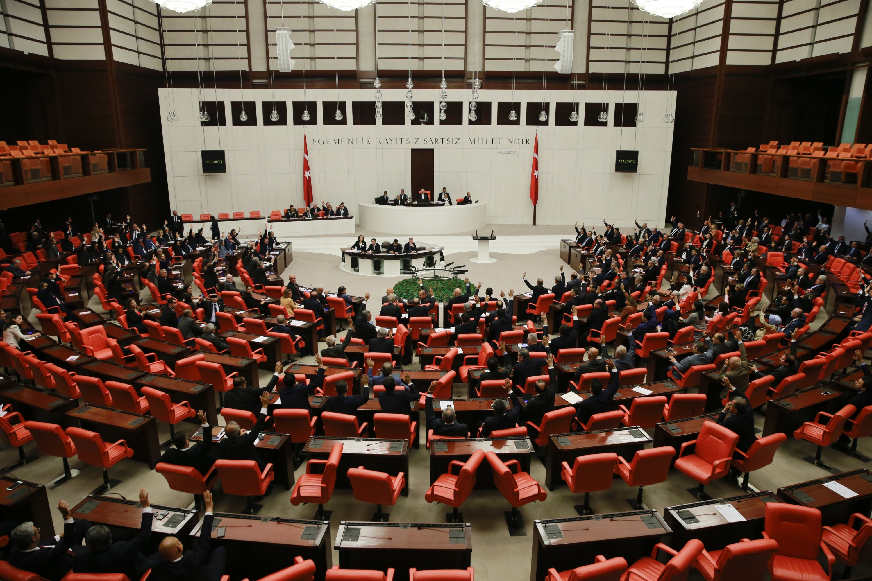 Anggota parlemen Turki menghadiri sesi untuk memilih perpanjangan kehadiran militer Turki di Irak dan Suriah, di Parlemen, Ankara, Turki, 26 Oktober 2021. (AA Photo)