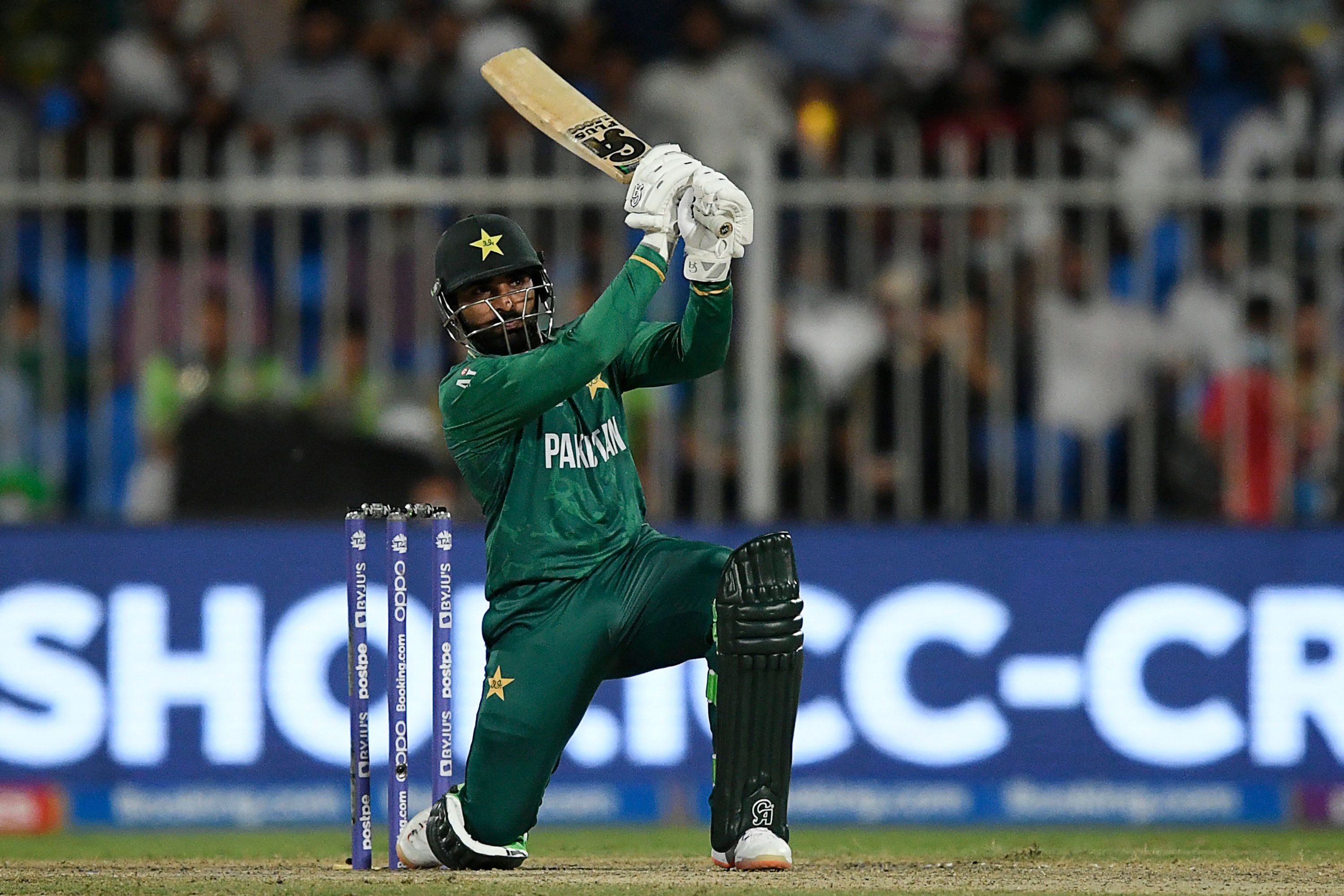 Asif Ali dari Pakistan melakukan pukulan selama pertandingan kriket Piala Dunia T20 putra ICC melawan Skotlandia, Sharjah, UEA, 7 November 2021. (AFP Photo)