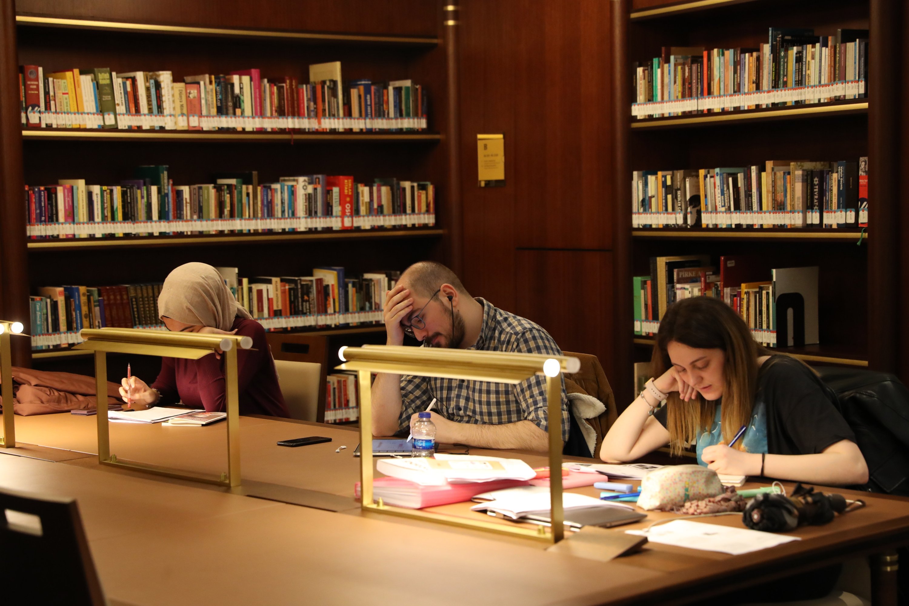 Orang-orang belajar di Perpustakaan Kepresidenan, Ankara, Turki, 21 Februari 2020. (Foto oleh Ali Ekeyılmaz)