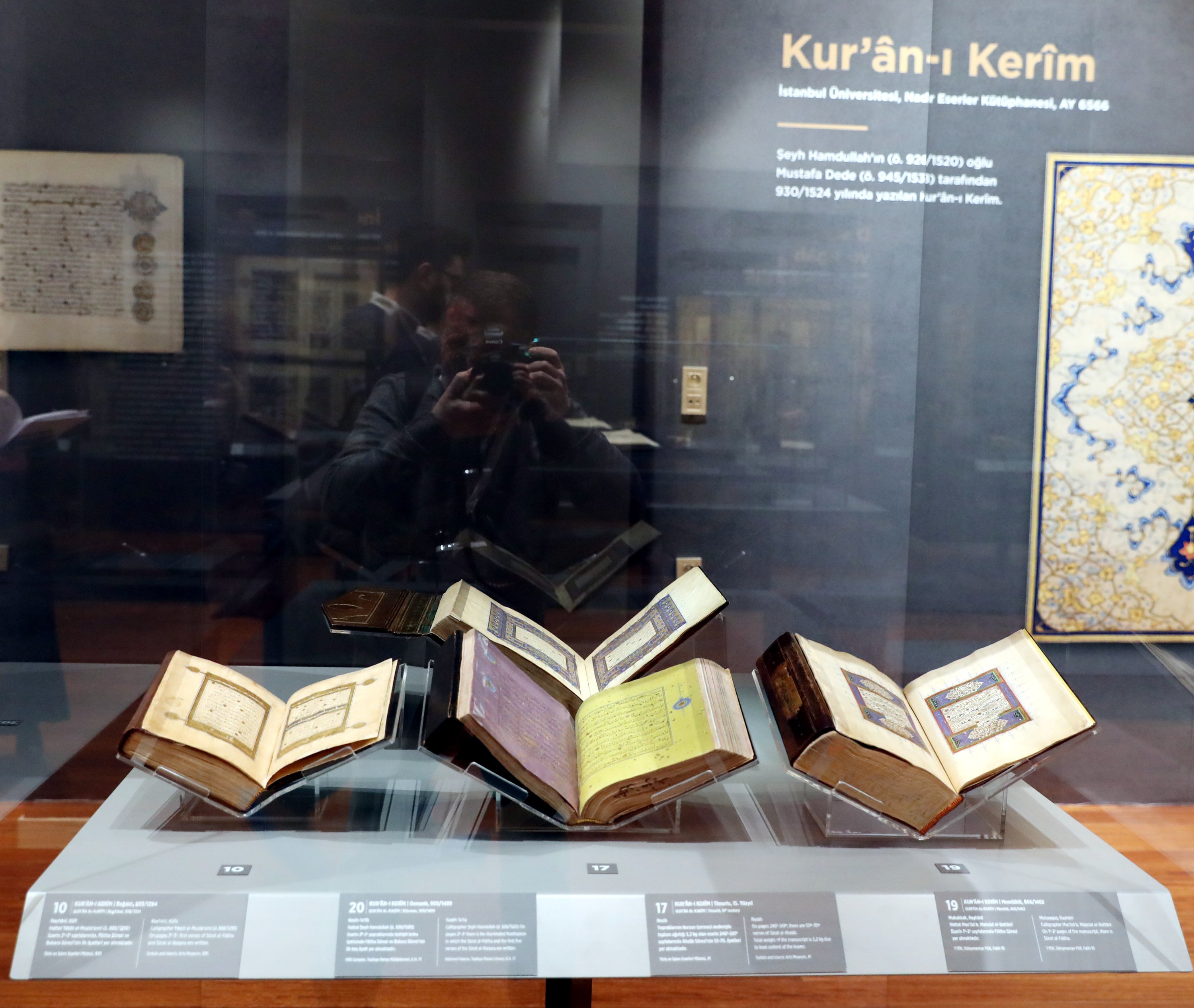 Beberapa salinan Al-Qur'an dipamerkan di Perpustakaan Kepresidenan, Ankara, Turki, 21 Februari 2020. (Foto oleh Ali Ekeyılmaz) 