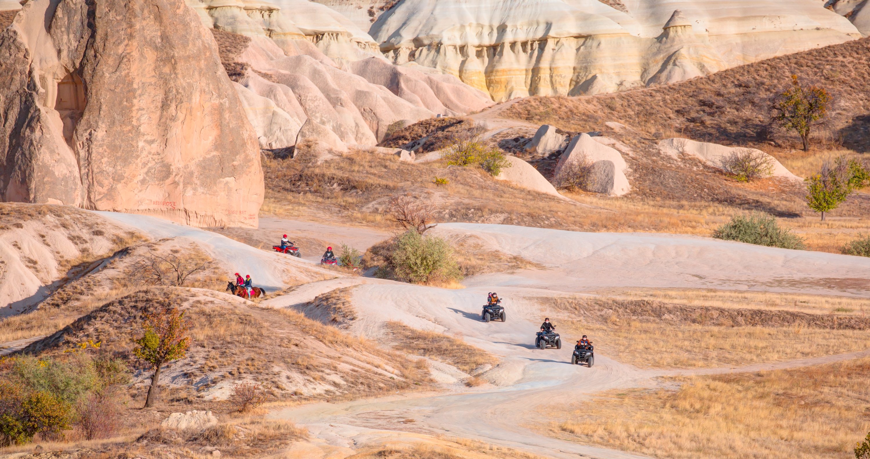 ATV menavigasi di lembah liar di Cappadocia, Turki.  (Foto Shutterstock)