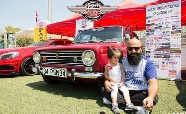 Paşam Sezer bersama putrinya dan Murat 124 yang dibangunnya kembali untuknya, Istanbul, Turki.  (Foto Sabah)