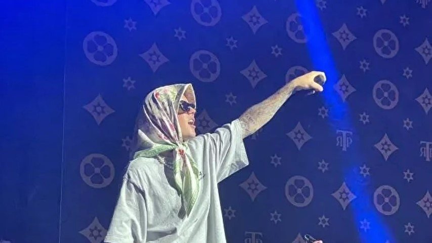 Canadian pop star Justin Bieber is seen wearing a headscarf during a concert in Ohio, U.S., on Nov. 8, 2021 (Photo taken from Instagram)