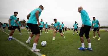 Neymar (2-R) and his Brazilian teammates attend a training session in Sao Paulo, Brazil, Nov. 9, 2021. (EPA Photo)