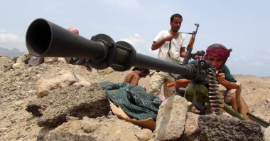A fighter from the Southern Popular Resistance takes aim with a machine gun on the outskirts of the southern port city of Aden, Yemen, Jun 6, 2015. (Reuters Photo)