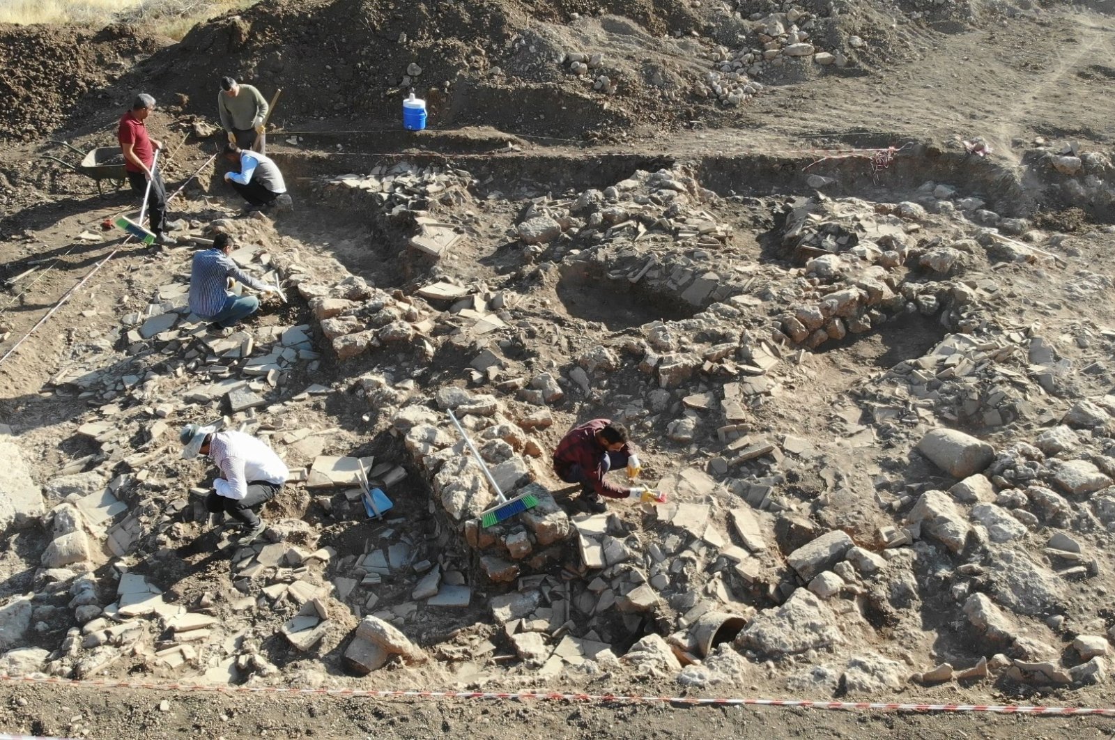 Struktur rusak akibat gempa ditemukan di Perre . Turki tenggara