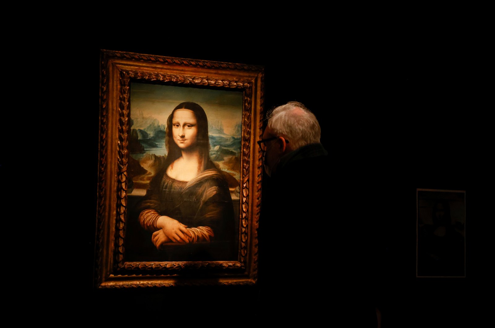 A visitor looks at the copy of Leonardo da Vinci's "Mona Lisa" at the Artcurial auction house in Paris, France, Nov. 5, 2021. (REUTERS Photo)