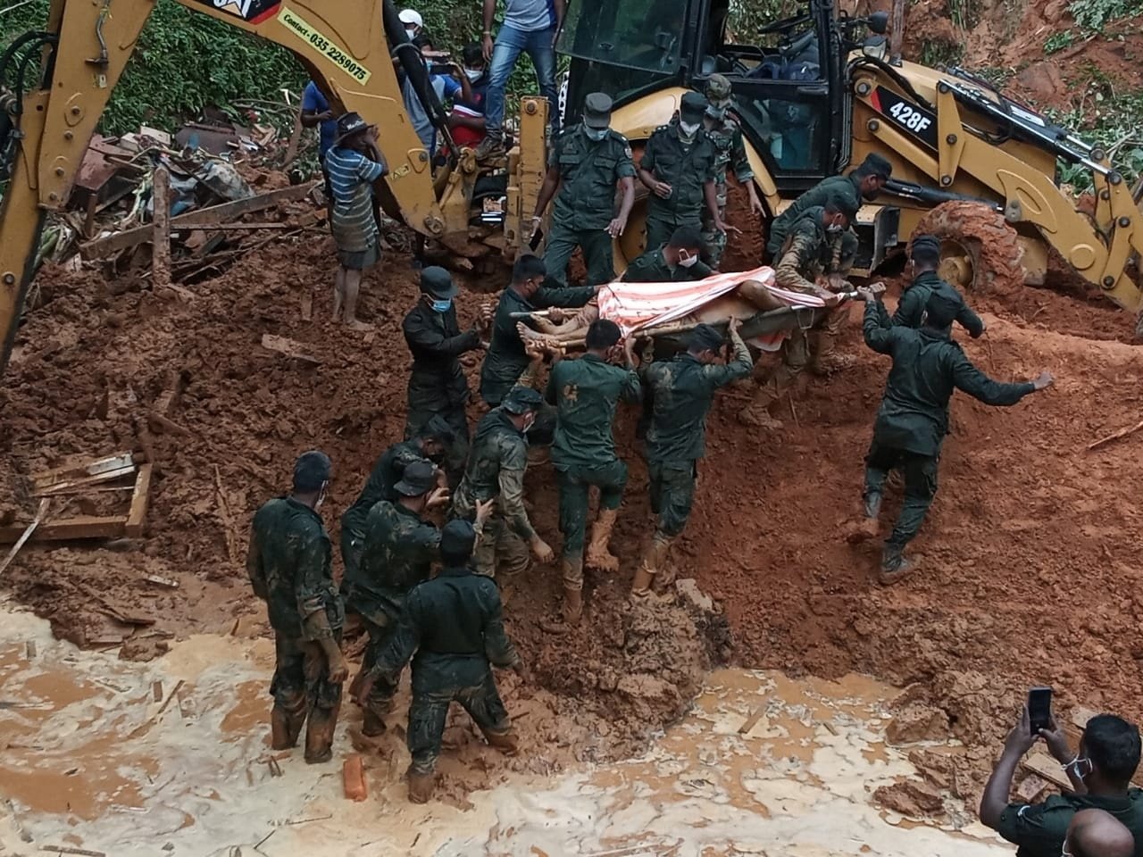 Sri Lanka army soldiers recover a dead body after a residential house collapsed due to a landslide caused by heavy rainfall in Galigamuwa, a divisional secretary area in Sri Lanka, Nov. 10, 2021. (Reuters Photo)