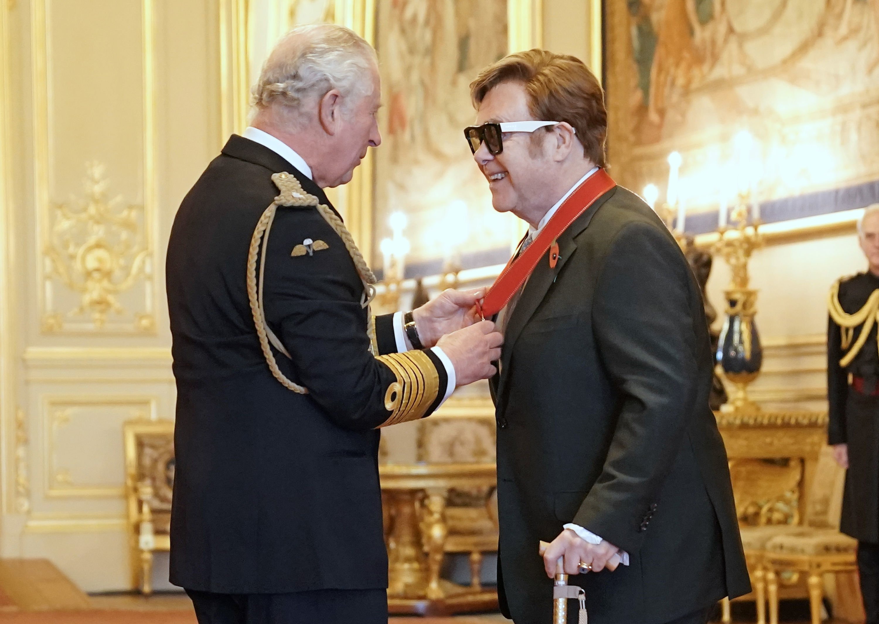Sir Elton John diangkat menjadi anggota Ordo Sahabat Kehormatan oleh Pangeran Charles selama upacara penobatan di Kastil Windsor, di Windsor, Inggris, 10 November 2021. (AP)