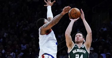 Milwaukee Bucks' Pat Connaughton (R) shoots a 3-pointer over New York Knicks' Obi Toppin during an NBA game, New York, U.S., Nov. 10, 2021. (AP Photo)