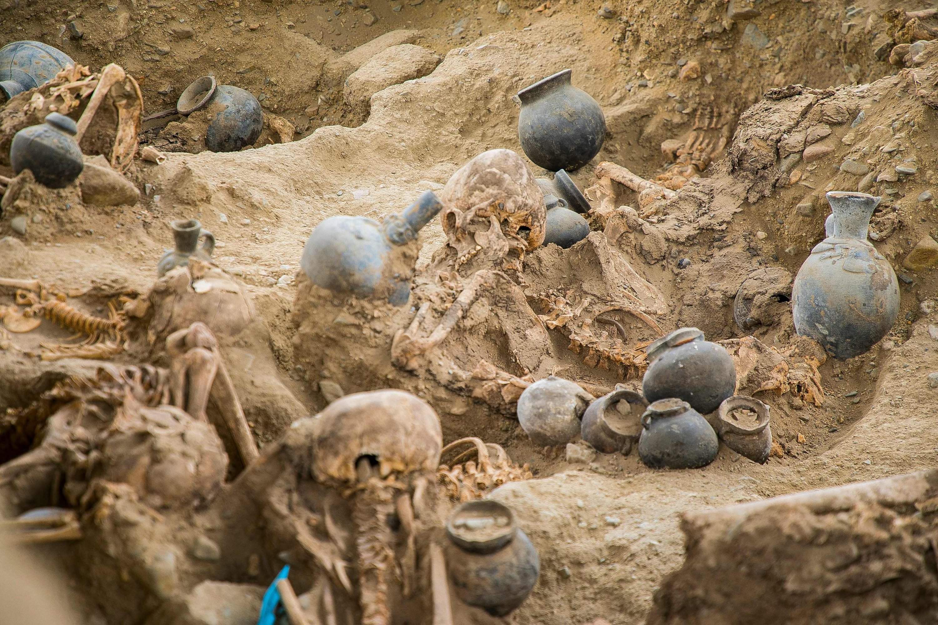 Gambar selebaran yang dirilis oleh Kementerian Kebudayaan Peru menunjukkan sisa-sisa manusia yang ditemukan di kompleks arkeologi Chan Chan, di Trujillo, Peru, 11 November 2021. (AFP)