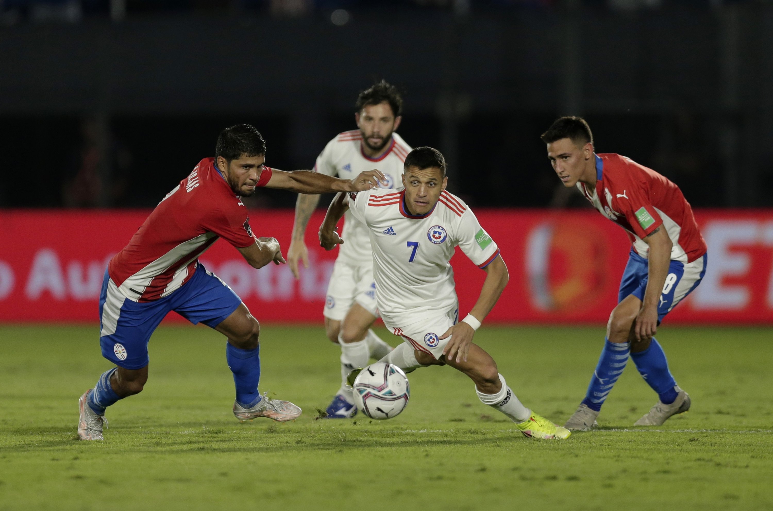 Alexis Sanchez dari Chili beraksi selama kualifikasi Piala Dunia Qatar 2022 melawan Paraguay di Asuncion, Paraguay, 11 November 2021.