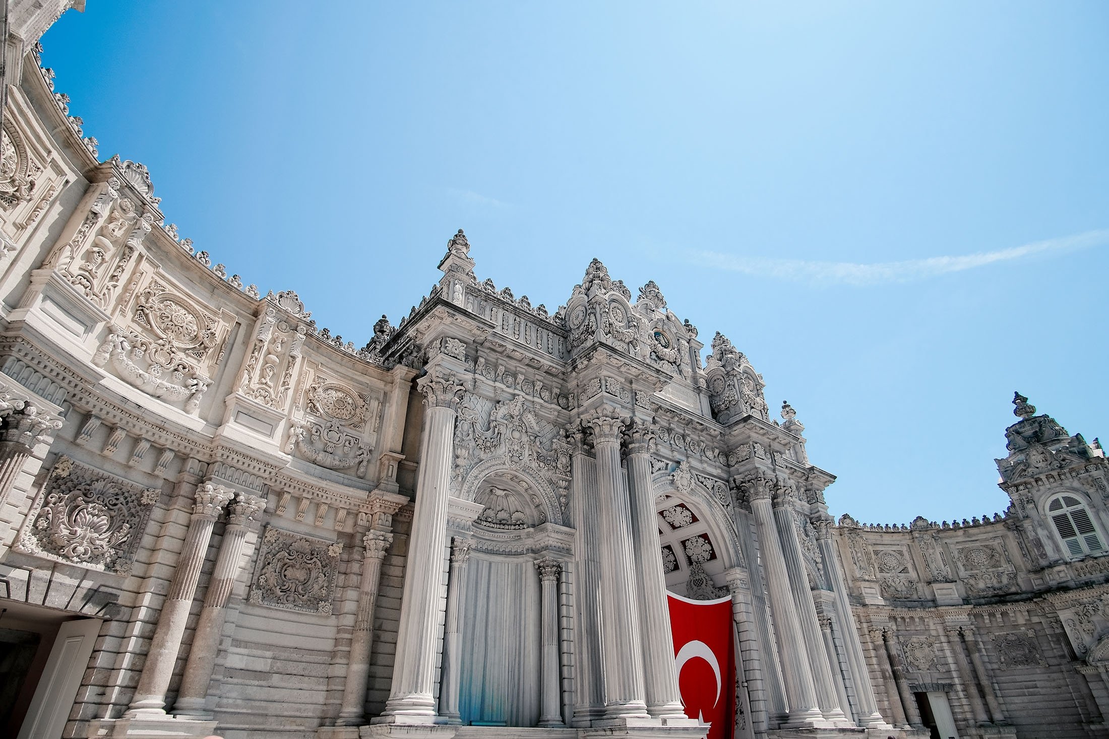 The gate entrance of Dolmabahçe Palace. (Shutterstock Photo)