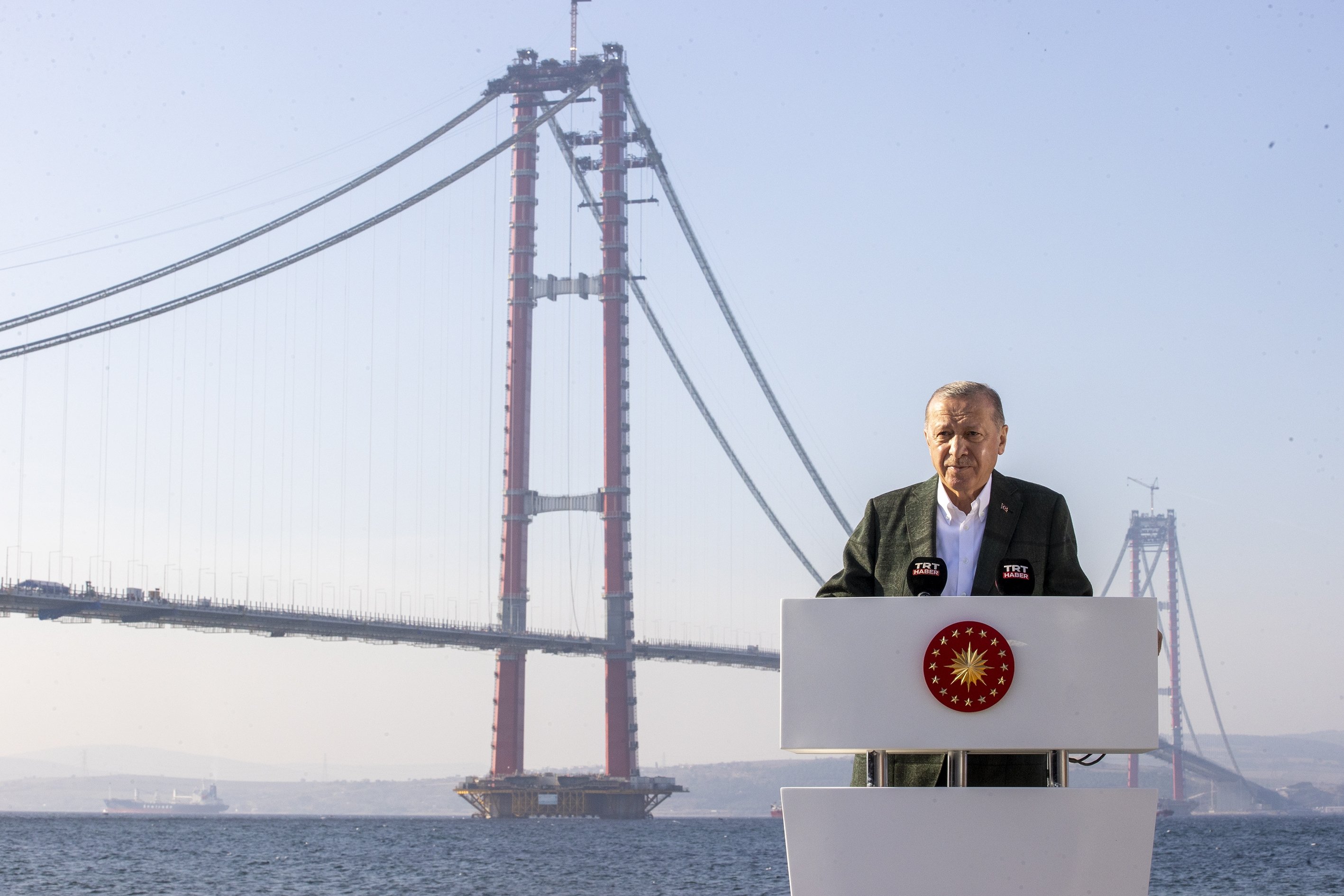 Presiden Recep Tayyip Erdoğan berbicara kepada wartawan selama upacara di Jembatan anakkale 1915, di anakkale, barat laut Turki, pada 13 November 2021. (AA Photo)