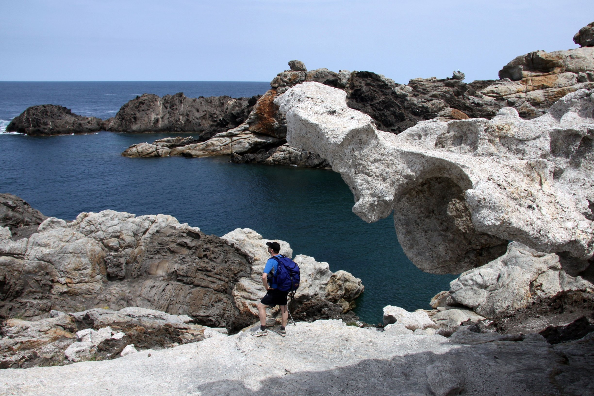 Formasi batuan yang aneh, seperti ini di taman alam Cap de Creus, dapat ditemukan di sepanjang Costa Brava yang sangat romantis di Spanyol.  (foto dpa) 