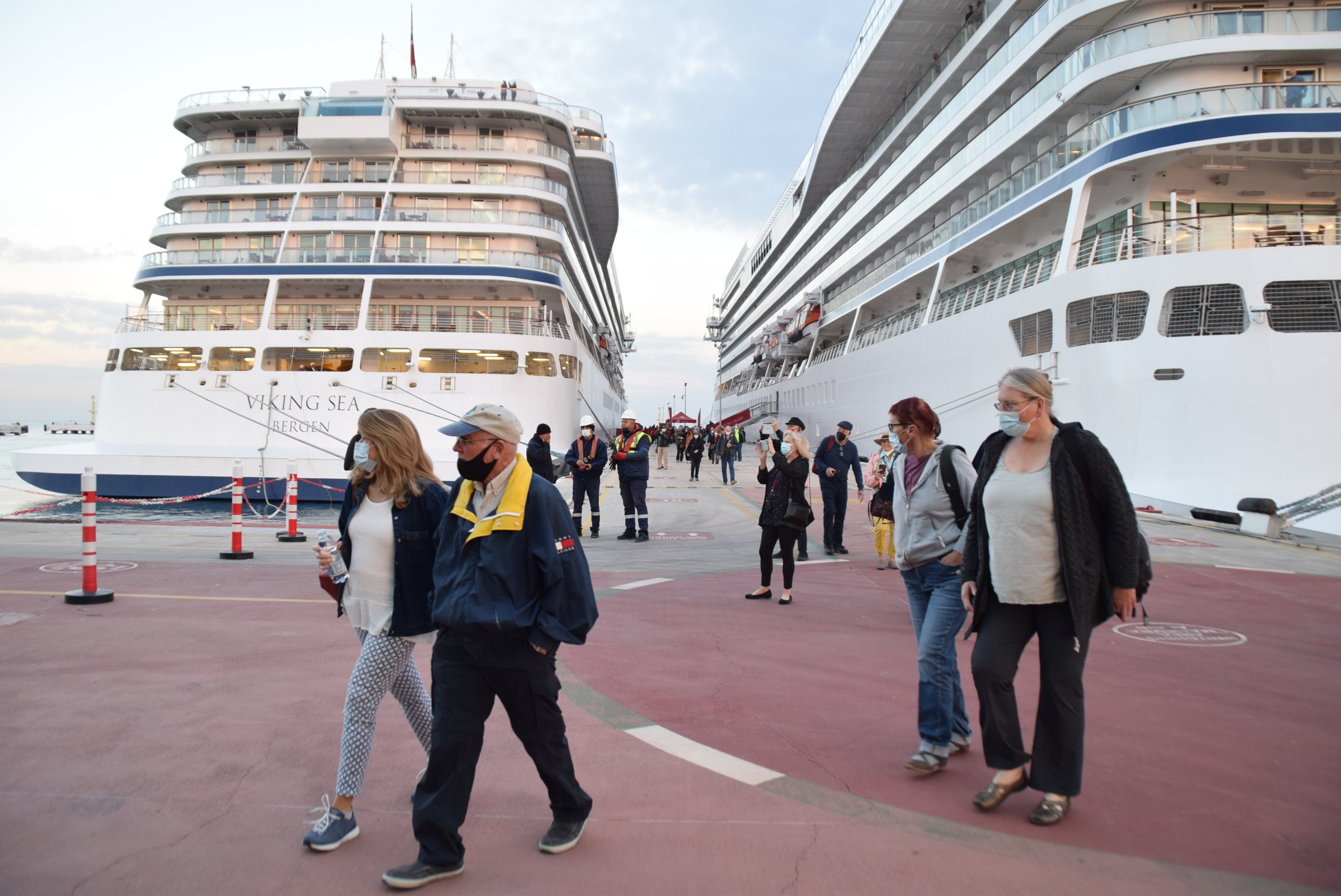 Tourists get off cruise ships at Ege Port in Kuşadası in Aydın province, southwestern Turkey, Oct. 13, 2021. (AA Photo)