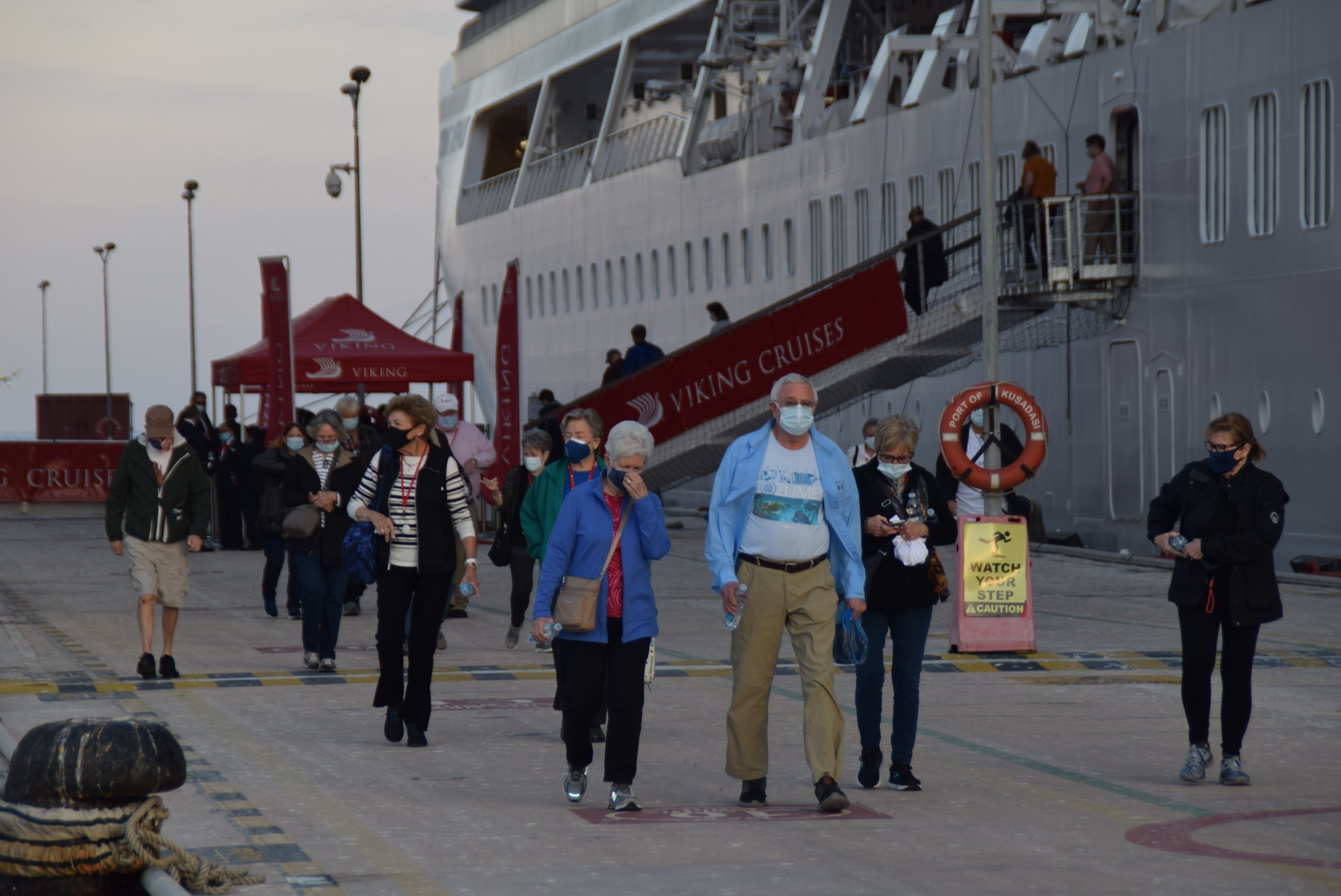 Turis turun dari kapal pesiar di Pelabuhan Ege di Kuşadas di provinsi Aydın, barat daya Turki, 13 Oktober 2021. (AA Photo)