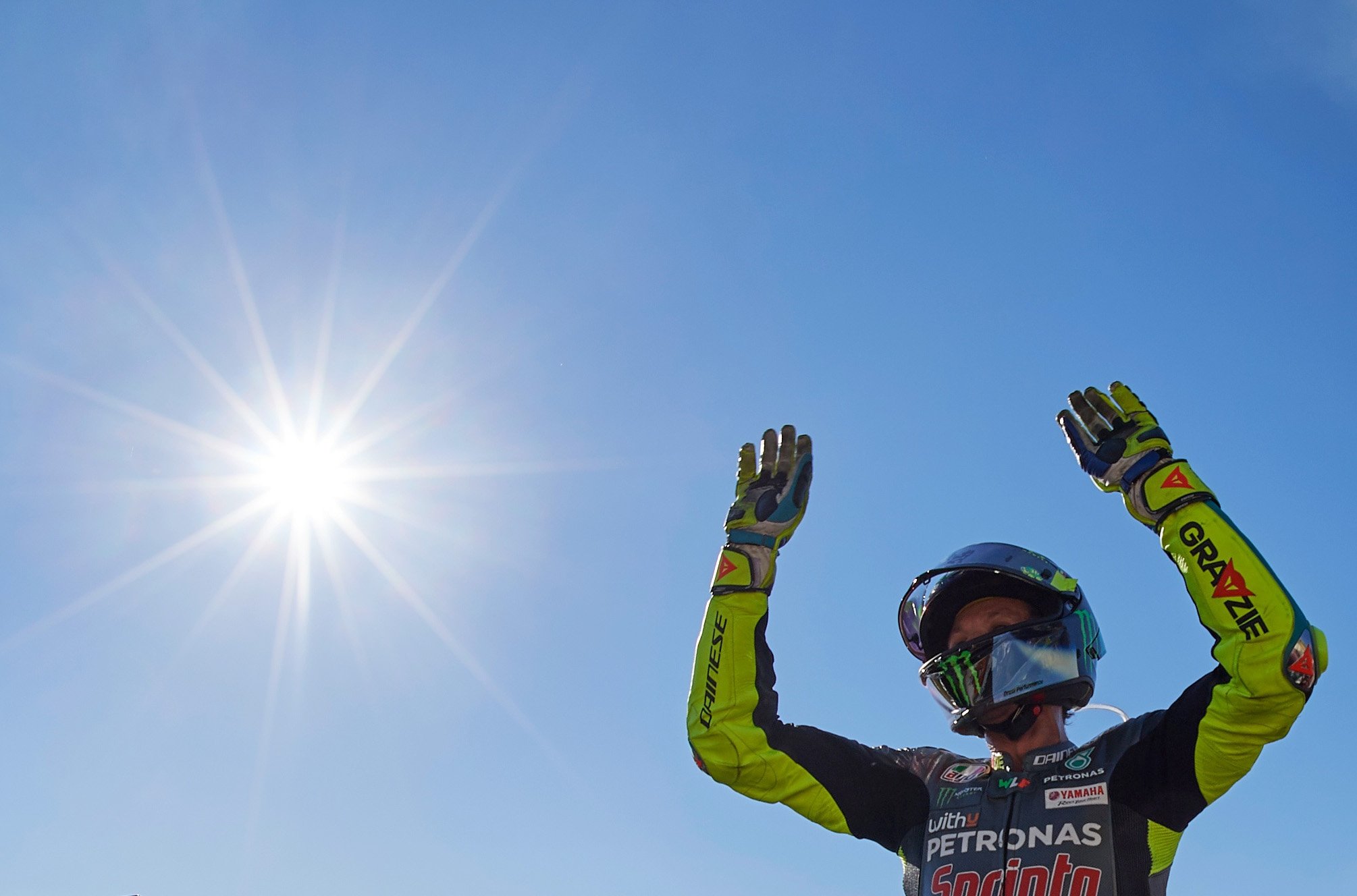 Reaksi Valentino Rossi dari Petronas Yamaha SRT setelah berkompetisi dalam balapan terakhirnya di Grand Prix Valencia, Cheste, Spanyol, 14 November 2021.