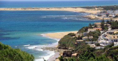 The beach at Canos de Meca along the Costa de la Luz makes it clear why even Spaniards enjoy vacationing in this area. (dpa Photo)