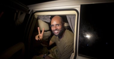 
Saif al-Islam Gadhafi, son of late Libyan dictator Moammar Gadhafi, flashes the V-sign for victory as he appears in front of supporters and journalists in Tripoli, Libya, Aug. 23, 2011. (AFP)