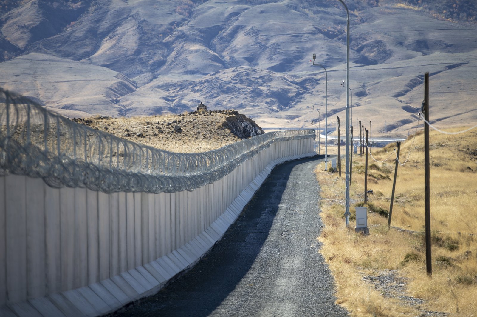 Tembok sepanjang 145 km di perbatasan timur Turki mencegah kegiatan ilegal