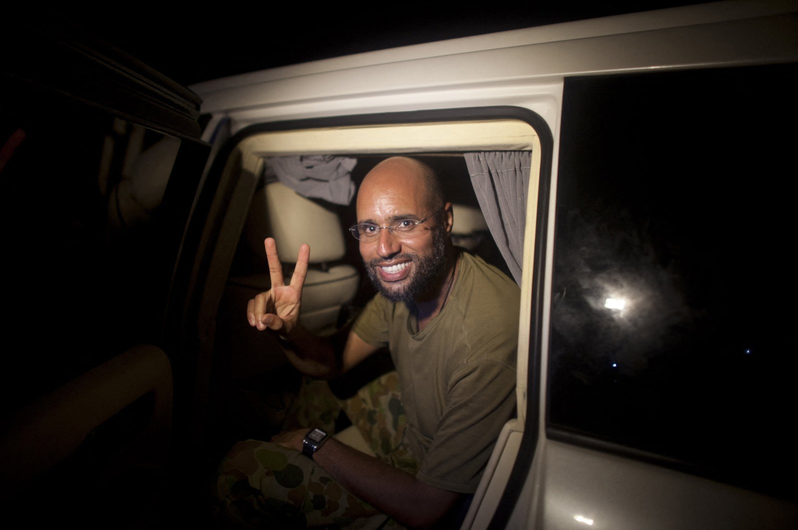 
Saif al-Islam Gadhafi, son of late Libyan dictator Moammar Gadhafi, flashes the V-sign for victory as he appears in front of supporters and journalists in Tripoli, Libya, Aug. 23, 2011. (AFP)