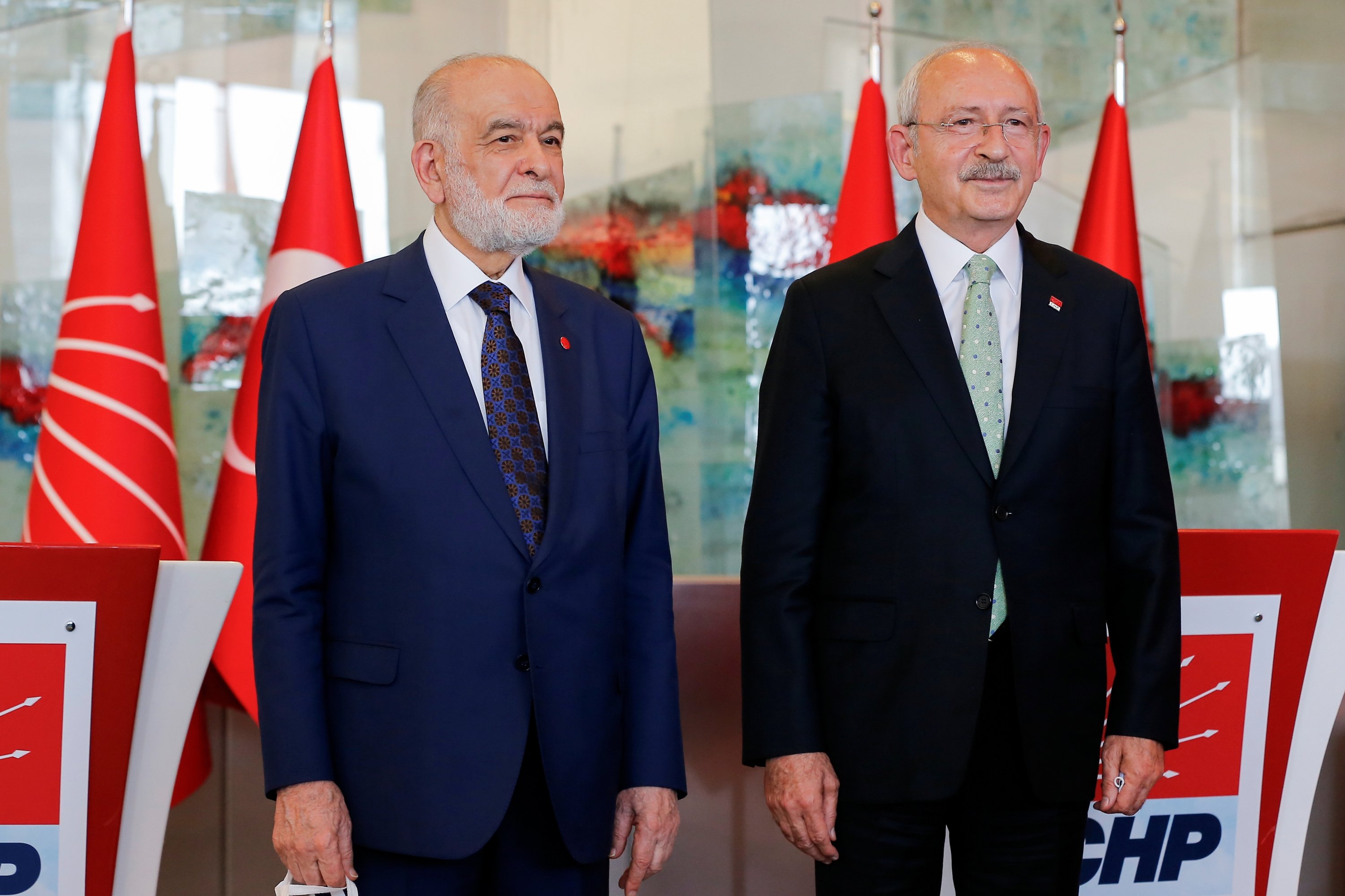Ketua Partai Felicity (SP) Temel Karamollaoğlu (kiri) dan oposisi utama Ketua Partai Rakyat Republik (CHP) Kemal Kılıçdaroğlu berpose setelah konferensi pers di ibu kota Ankara, Turki, 11 Oktober 2021. (Foto Reuters)