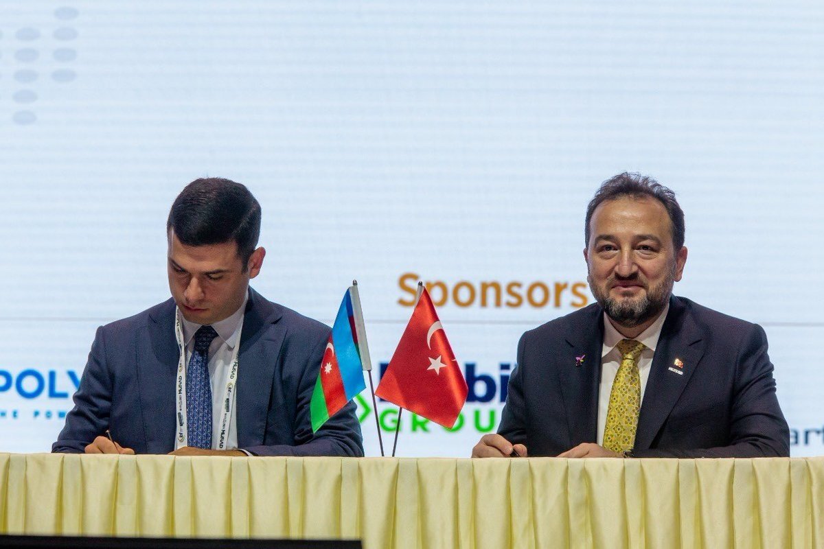 MÜSIAD General Manager Mahmut Asmalı (R) and KOBIA head Orxan Memmedov sign an agreement on a joint road map as part of the International Business Forum, Baku, Azerbaijan, Nov. 15, 2021. (Photo courtesy of KOBIA)