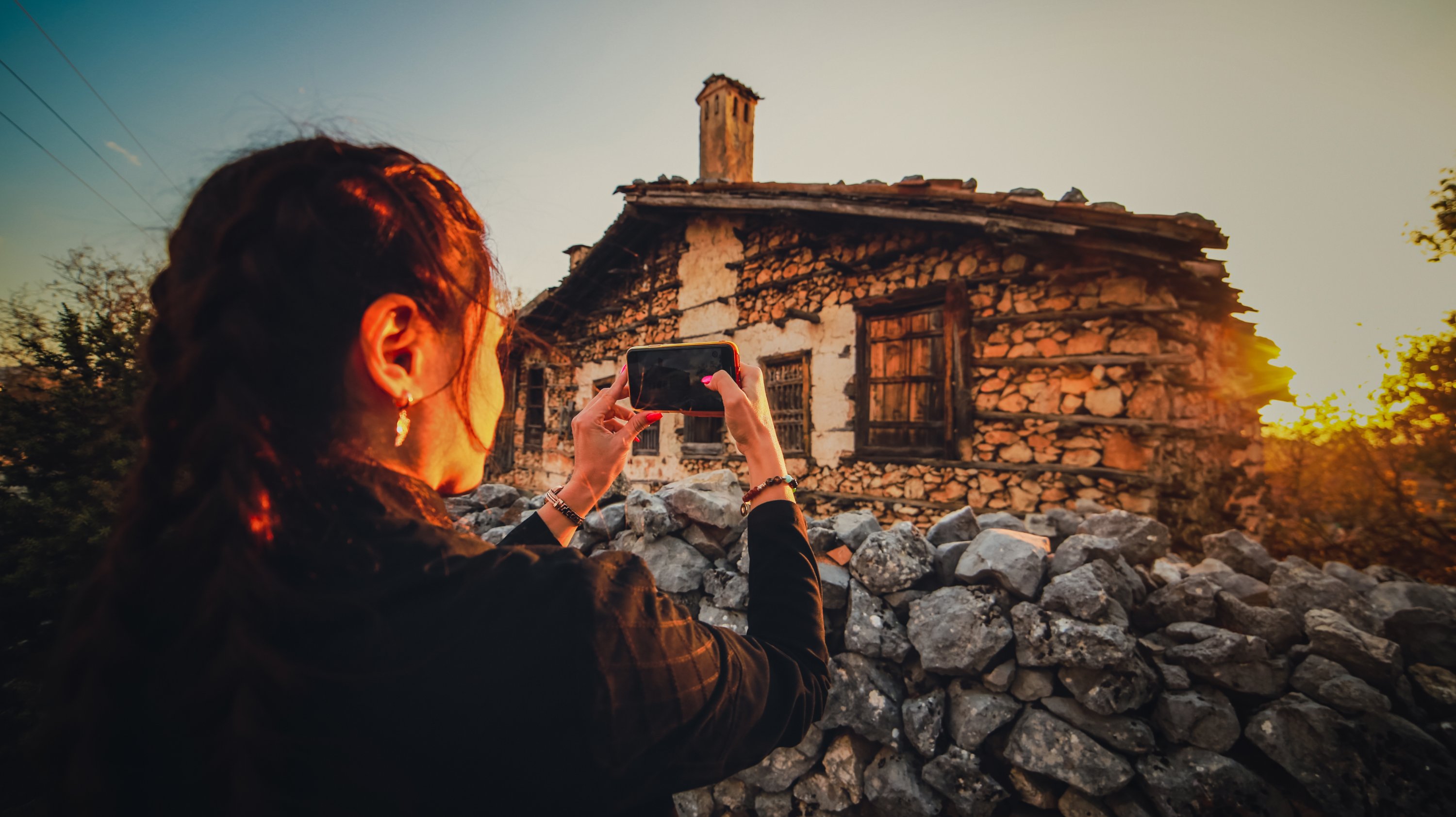 Seorang pengunjung mengambil foto rumah kancing di Akseki, Antalya, Turki selatan, 13 November 2021. (AA Photo) 