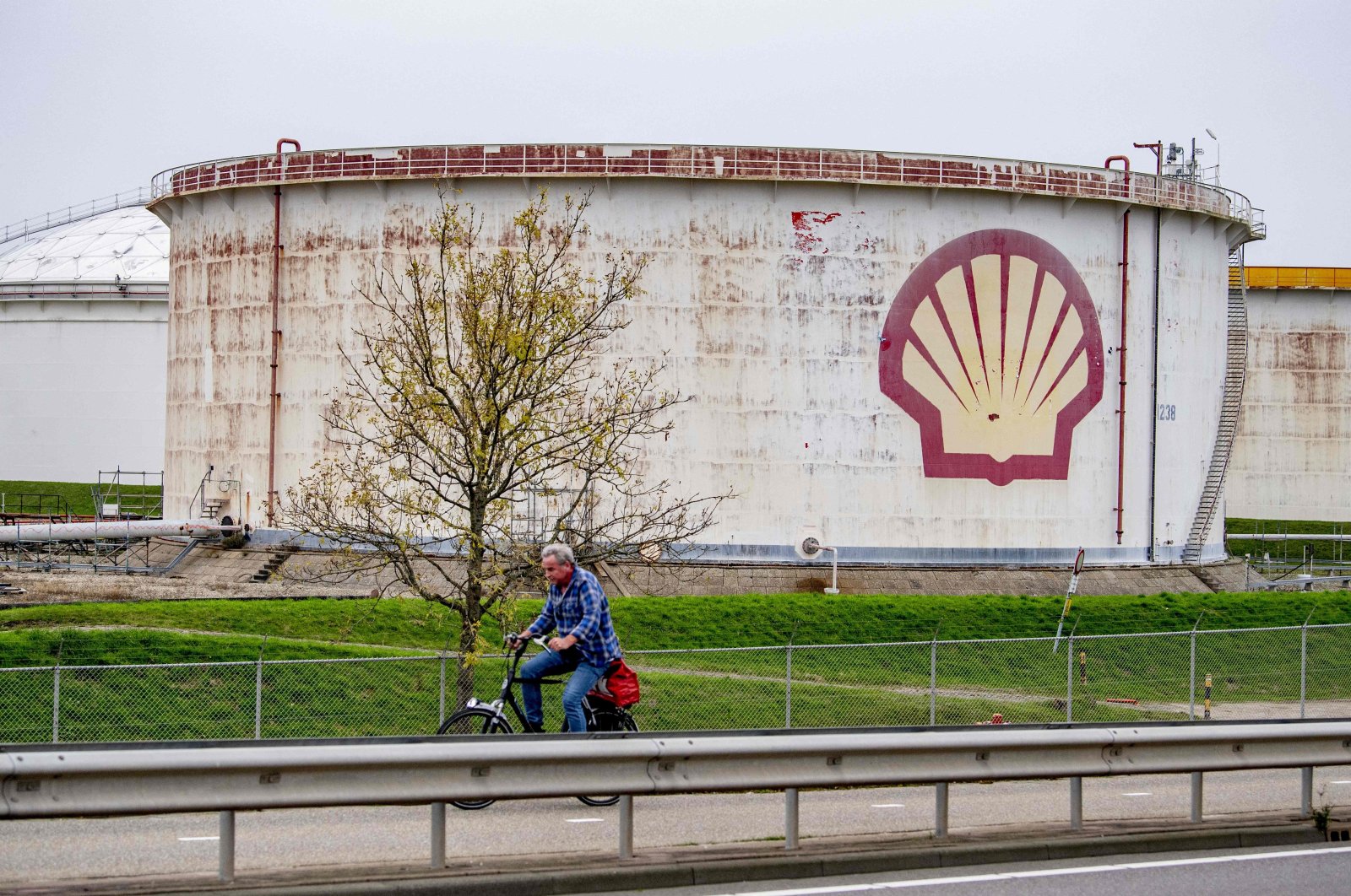 The exterior of the Anglo-Dutch oil and gas company Shell&#039;s refinery in Pernis, a sub-municipality of Rotterdam, Netherlands, Nov. 15, 2021. (ANP / AFP)