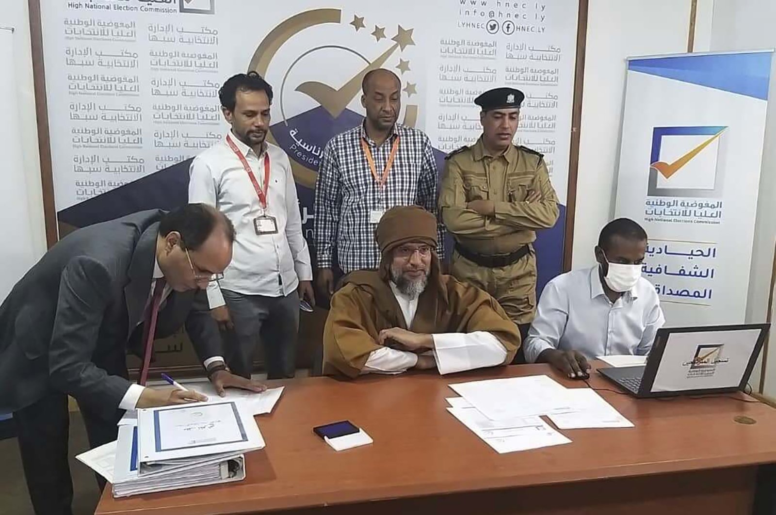 Seif al-Islam, Mitte, der Sohn und ehemalige Thronfolger des verstorbenen libyschen Diktators Muammar Gaddafi meldet seine Kandidatur für die Präsidentschaftswahlen des Landes nächsten Monat in Sabha, Libyen, am Sonntag, 14. November 2021 an. (AP Photo)