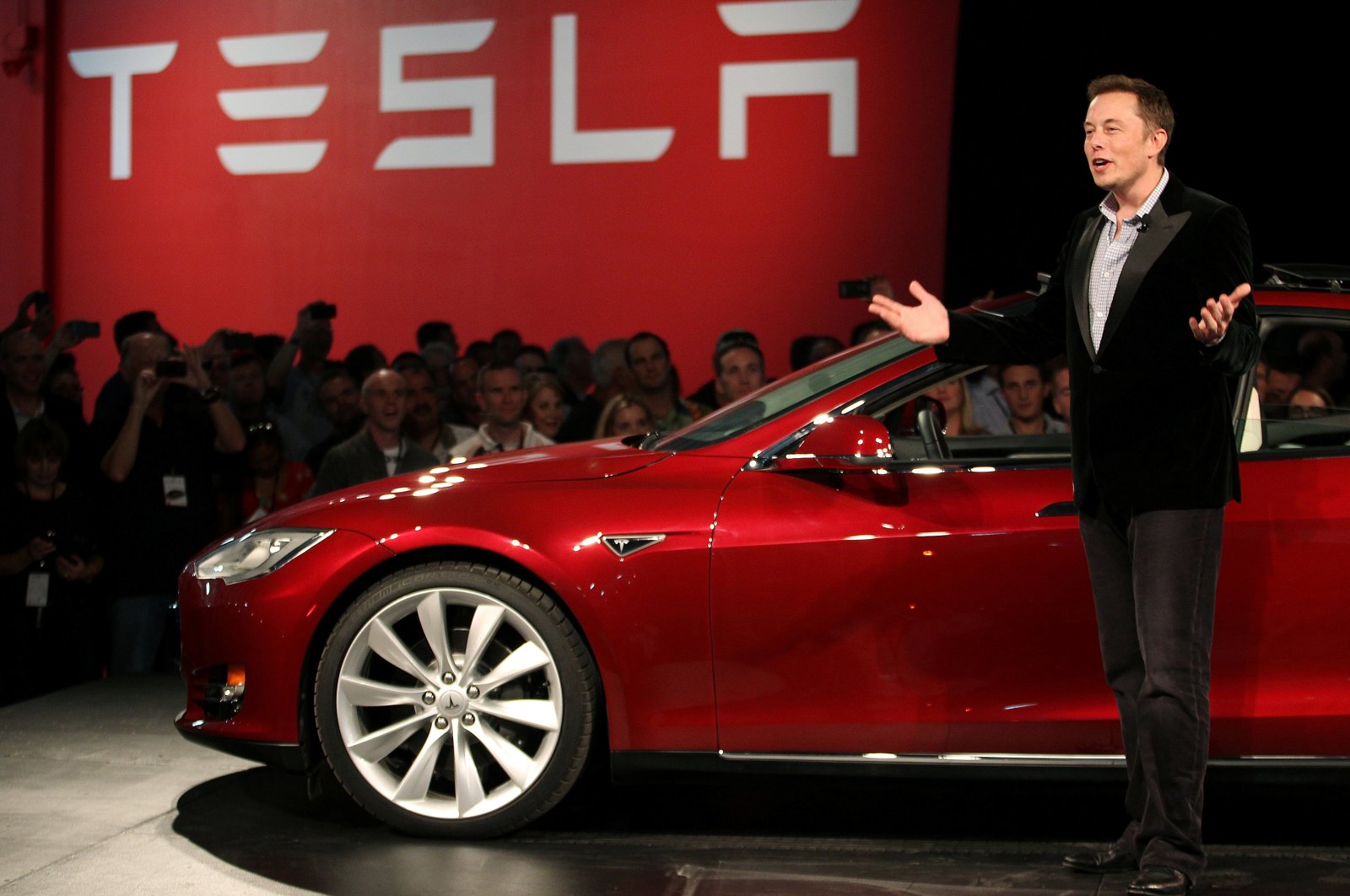 Tesla CEO Elon Musk speaks next to the company&#039;s newest Model S during the Model S Beta event held at the Tesla factory in Fremont, California, U.S., Oct. 1, 2011. (Reuters Photo)