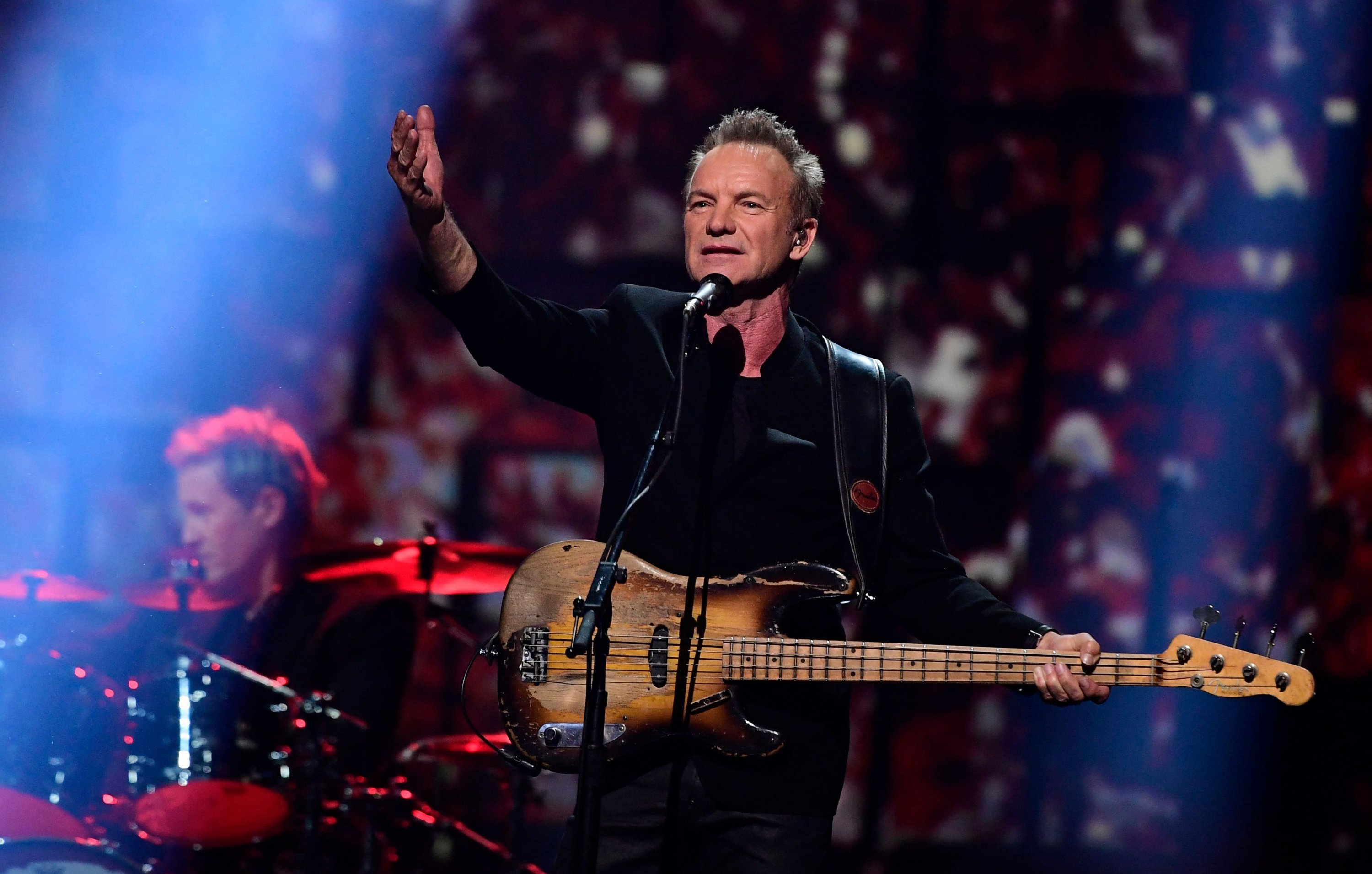 Dalam file foto ini penyanyi Inggris Sting tampil selama konser Hadiah Nobel Perdamaian di Oslo, Norwegia, 11 Desember 2016. (AFP)