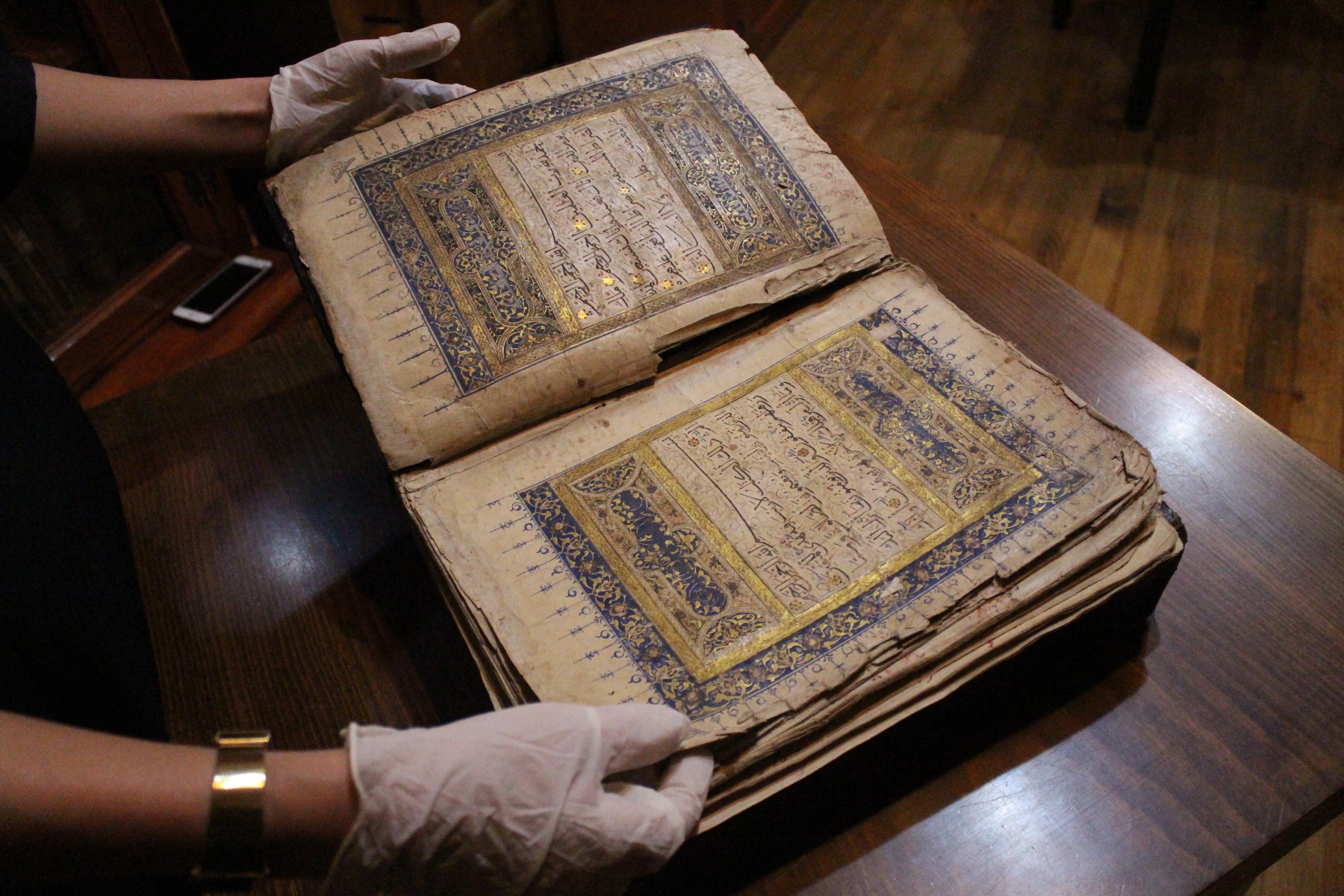 Foto dua halaman Alquran tulisan tangan berusia enam abad di Perpustakaan Manuskrip Ziya Bey, Sivasi Turki, November.  15, 2021. (Foto IHA)
