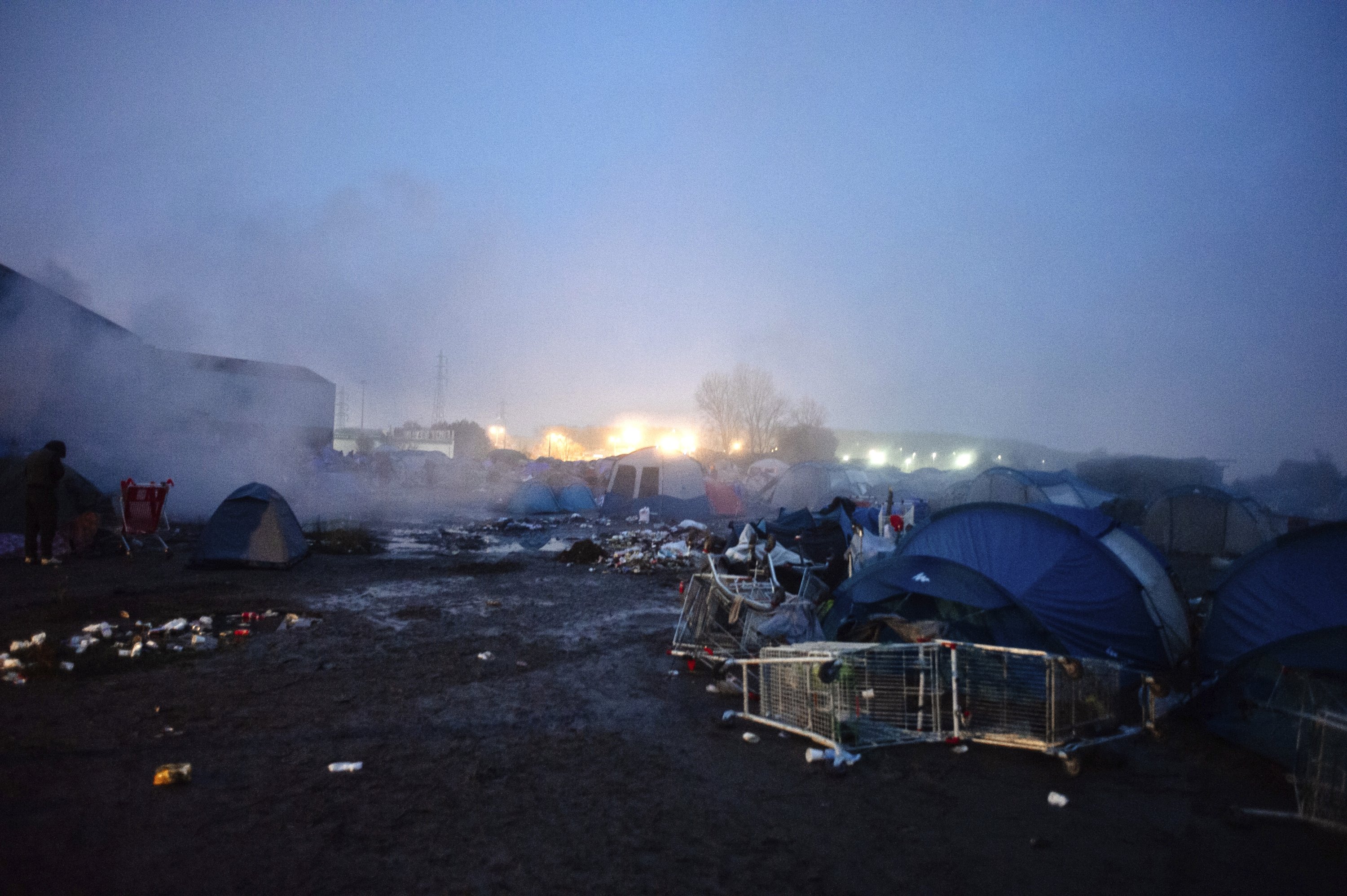Kamp migran darurat di Grande-Synthe, Prancis utara, 16 November 2021. (AP Photo)