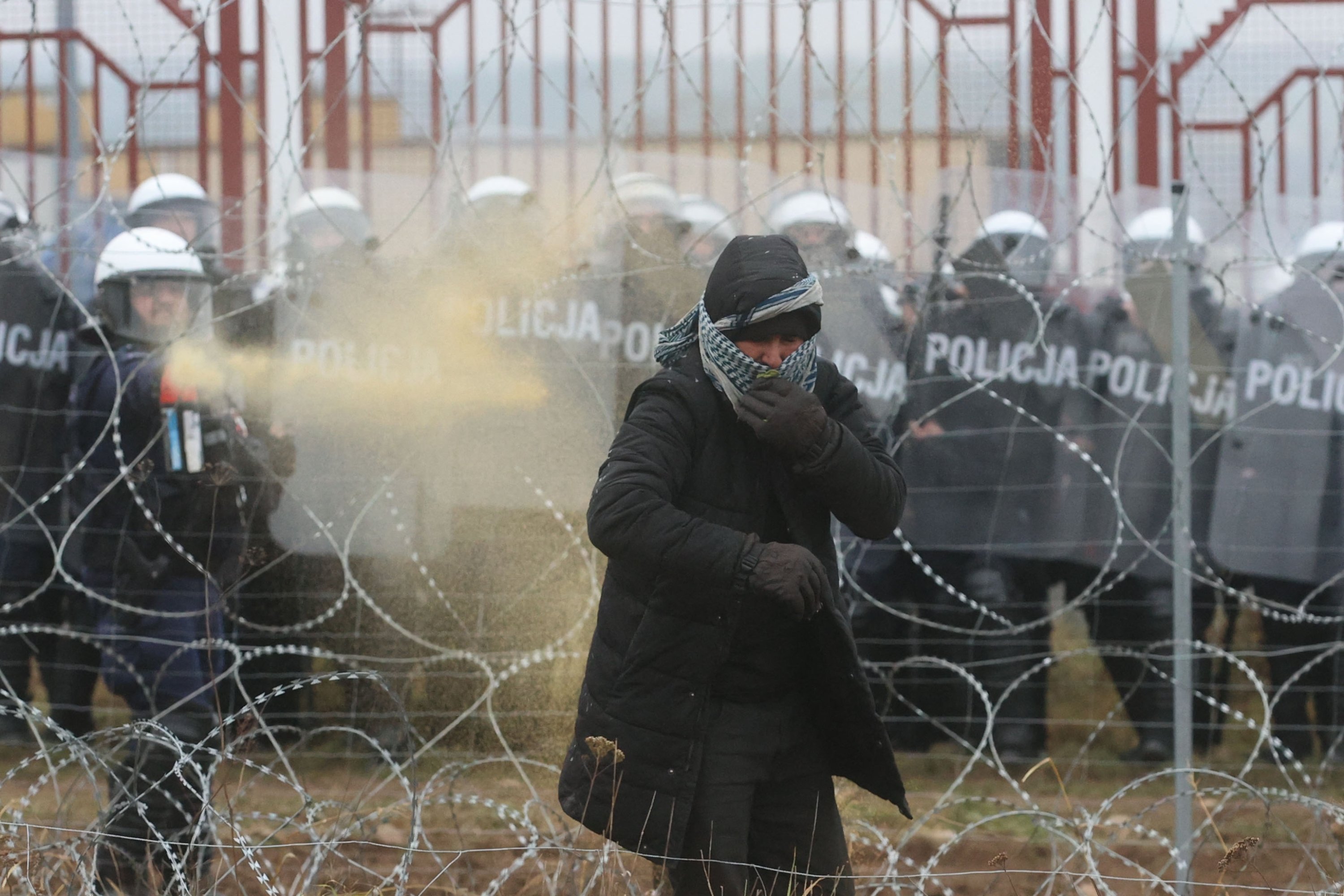 Para migran bentrok dengan petugas penegak hukum Polandia saat mereka berusaha untuk menyeberang ke Polandia di perbatasan Bruzgi-Kuznica di perbatasan Belarusia-Polandia, 16 November 2021. (AFP Photo)