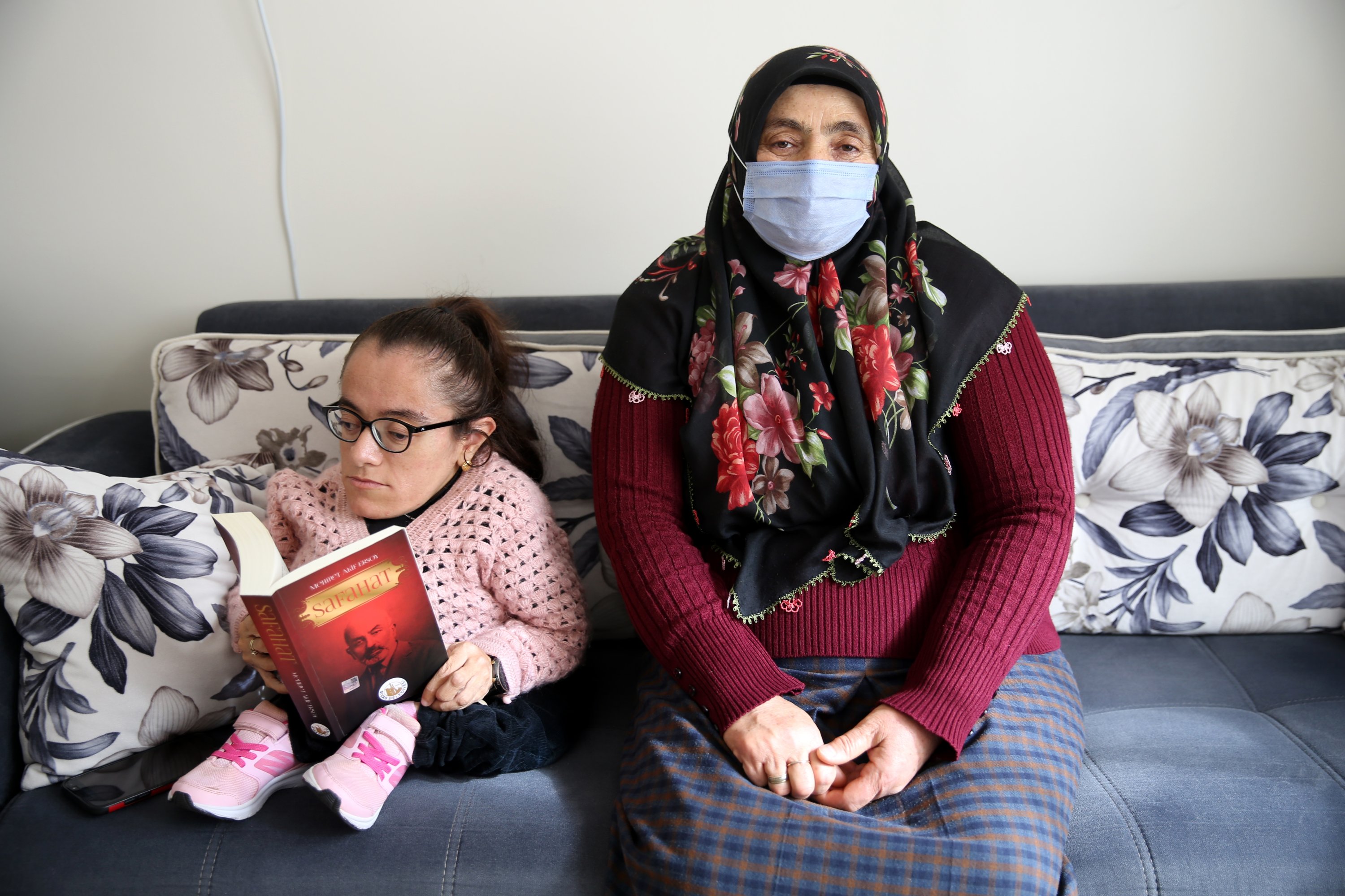 Tuğba Fidan bersama ibunya, Nuriye Fidan, yang mengajarinya membaca dan menulis, Sivas, Turki, 16 November 2021. (foto AA)