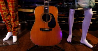 A Martin D-45 acoustic guitar, previously owned and played on stage by Eric Clapton, sits on display at Julien’s Auctions and Public Exhibition media preview at the Hard Rock Cafe at Times Square in New York City, U.S., Nov. 15, 2021. (REUTERS Photo)