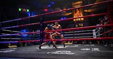 Muay Thai boxers Chunphonnoi Sor Sommai (L) and Nongnapa Srimongkol during their fight at Lumpinee Stadium in Bangkok, Thailand, Nov. 13, 2021. (AFP PHOTO)