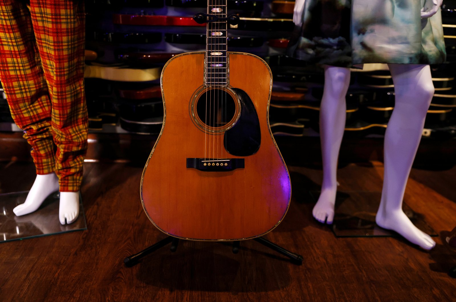 A Martin D-45 acoustic guitar, previously owned and played on stage by Eric Clapton, sits on display at Julien’s Auctions and Public Exhibition media preview at the Hard Rock Cafe at Times Square in New York City, U.S., Nov. 15, 2021. (REUTERS Photo)