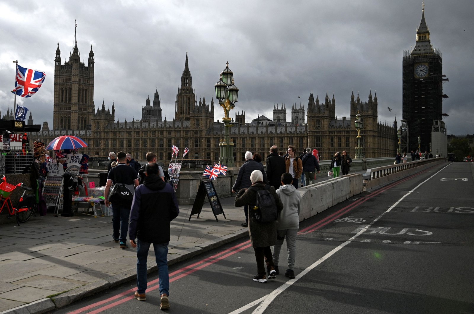 Pedestrians walk on Westminster Bridge, near the Houses of Parliament, in central London, U.K., Oct. 26, 2021. (Reuters Photo)
