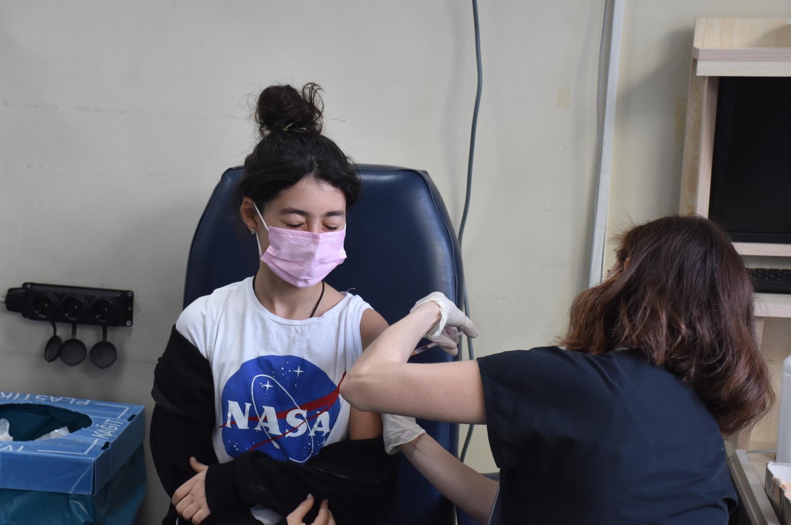 A woman gets vaccinated against COVID-19 at a hospital in Izmir, western Turkey, Nov. 16, 2021. (DHA Photo)