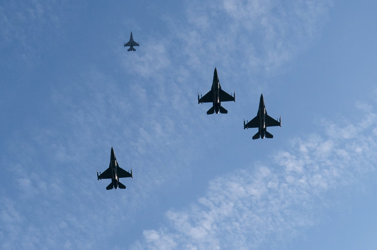 A formation of U.S. Air Force F-16 Fighting Falcons fly over during a ceremony in Arlington, Virginia, U.S., Nov. 11 2021. (EPA Photo)