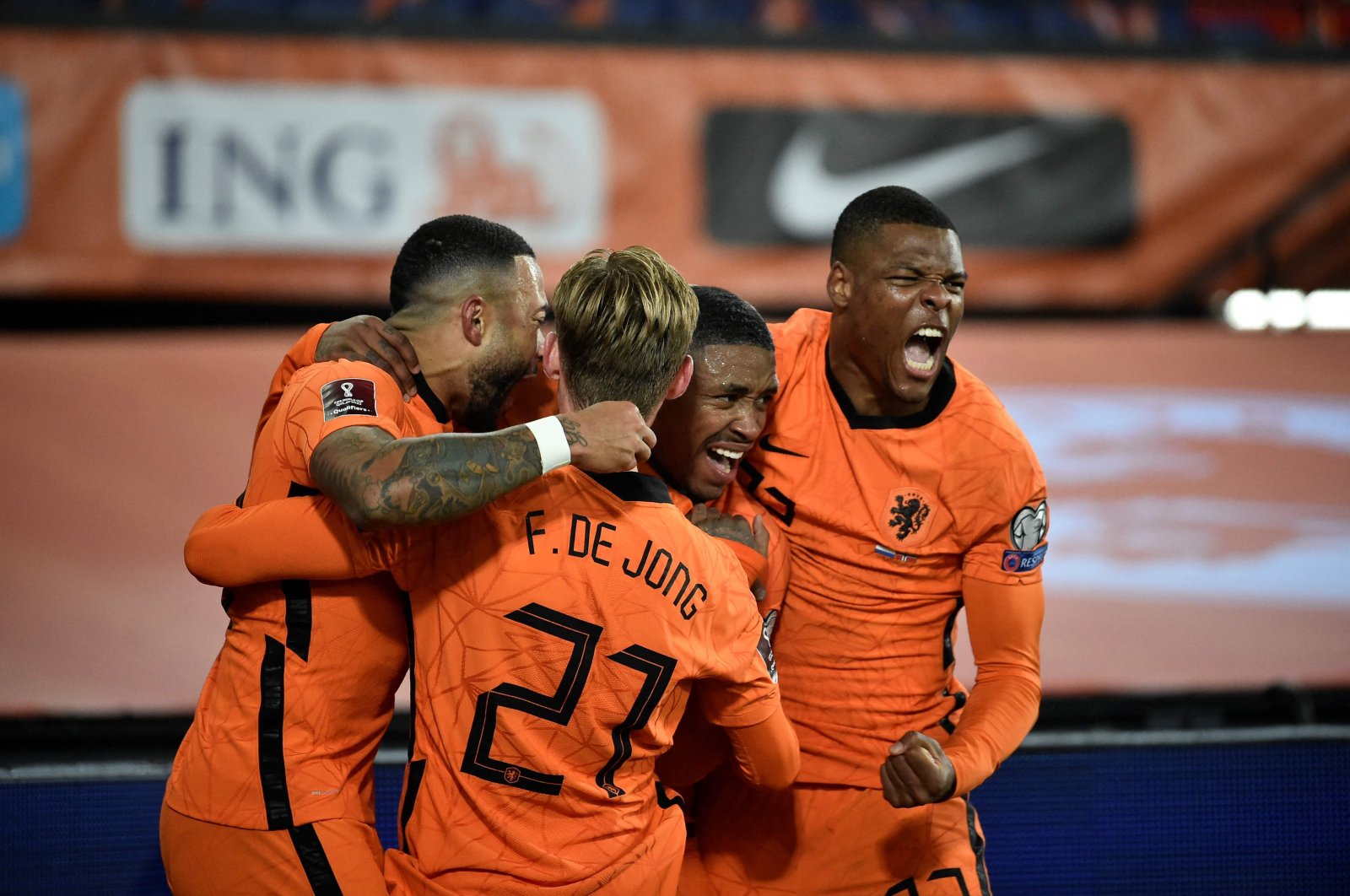 Netherlands&#039; forward Steven Bergwijn (C) celebrates with teammates after scoring his team&#039;s first goal during the FIFA World Cup Qatar 2022 qualifying round Group G football match between Netherlands and Norway at the Feijenoord stadium in Rotterdam on Nov.16, 2021. (AFP Photo)