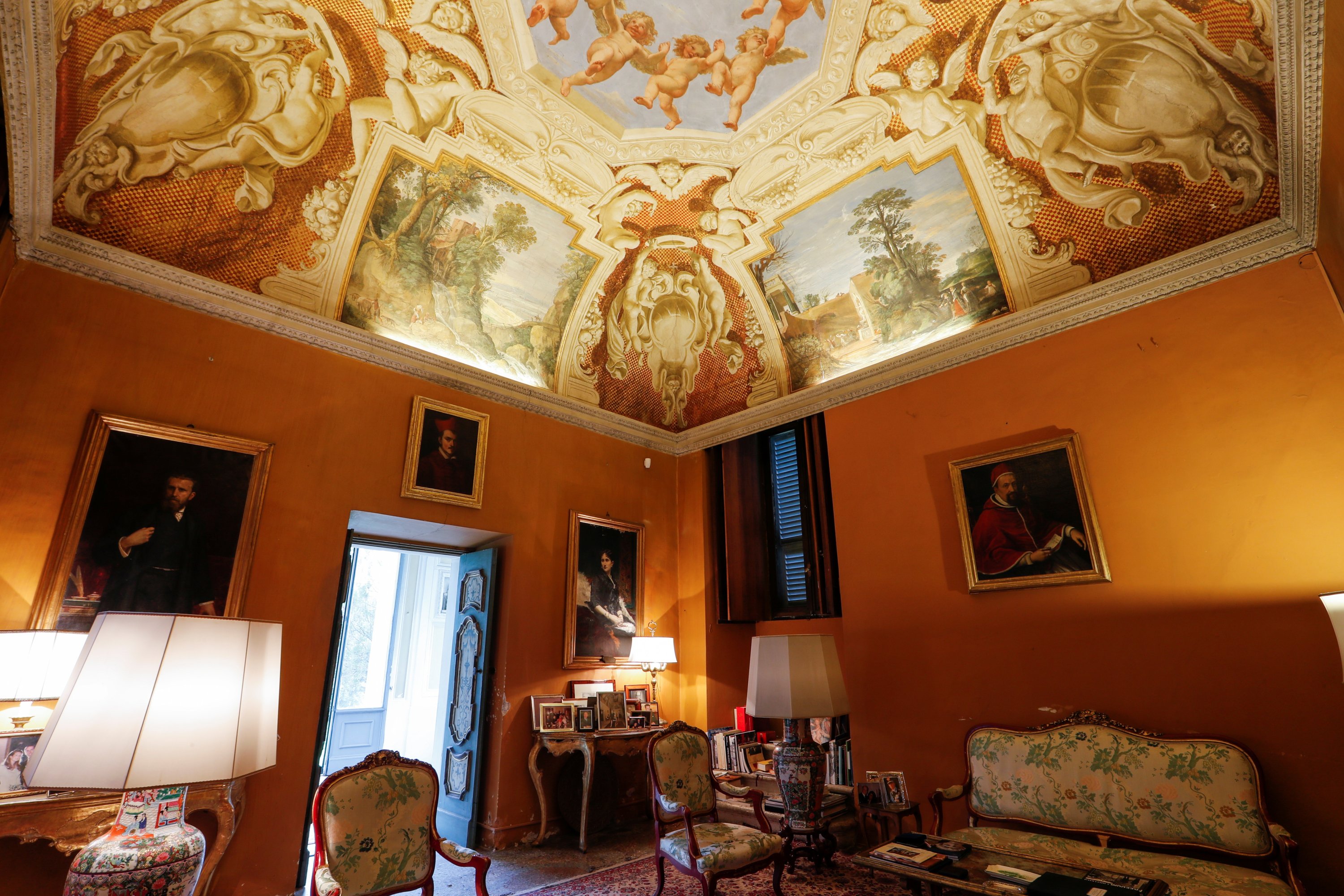 Pemandangan umum menunjukkan sebuah ruangan, dengan lukisan dinding di langit-langit oleh seniman Italia termasuk Guercino dan Domenichino, di dalam Villa Aurora, di Roma, Italia, 16 November 2021. (REUTERS)