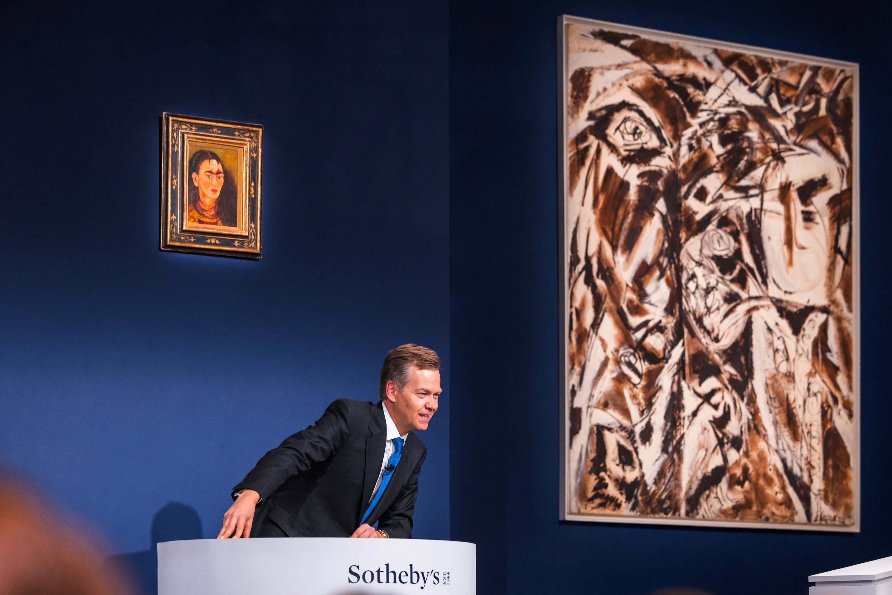 Juru lelang Oliver Barker, ketua Sotheby's Europe, menjual potret diri Frida Kahlo selama lelang seni di Manhattan, New York, AS, 16 November 2021. (REUTERS)