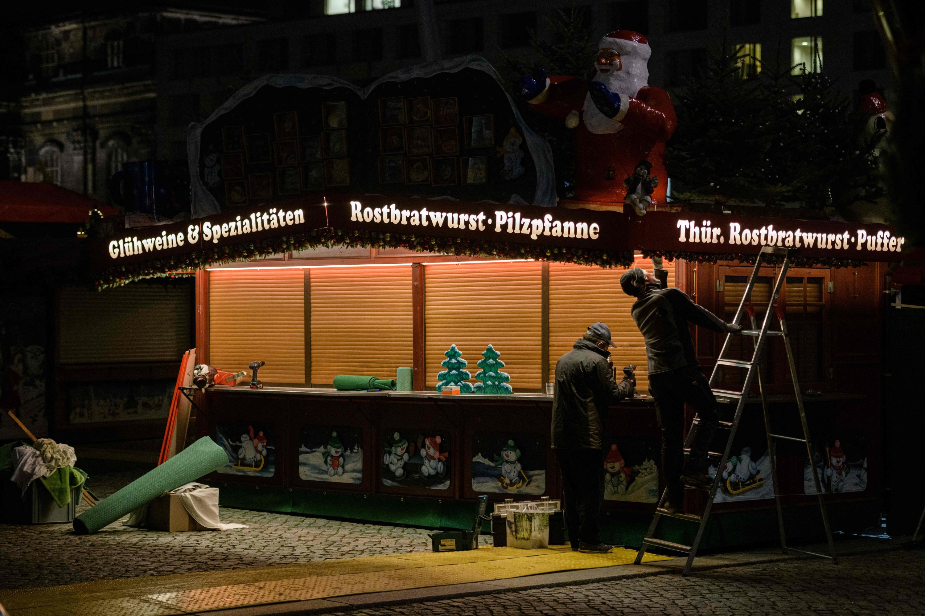 People work at a closed stall during the set-up at the Dresdner Striezelmarkt Christmas market in Dresden, eastern Germany, Nov. 15, 2021. (AFP Photo)