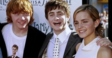 Rupert Grint (L), Daniel Radcliffe (M), and Emma Watson arrive at the premiere of &quot;Harry Potter and The Order of the Phoenix&quot; at Grauman&#039;s Chinese Theatre in Los Angeles, July 8, 2007. (AP Photo)